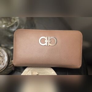 SALVATORE FERRAGAMO Double Gancio Zip Around Wallet